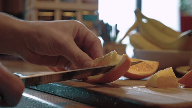 厨师在砧板上切橘子皮视频素材