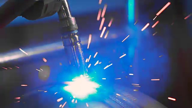 在生产过程中，焊机的工作过程中会发出明亮的火花。焊机的自动化工作视频下载