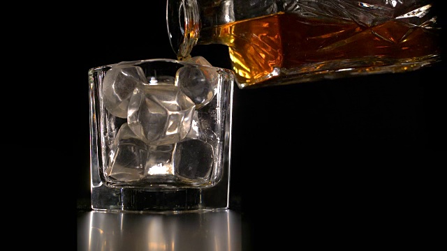 威士忌加冰块从一个水晶酒瓶里倒出来视频下载
