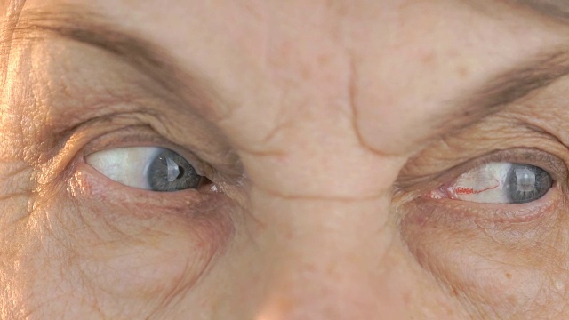 老妇人脸上带着疲惫的表情视频素材