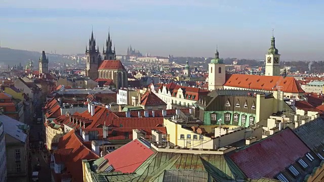 捷克共和国，阳光明媚的日子里，布拉格老城的瓦片屋顶和哥特式尖顶。全高清全景拍摄视频素材