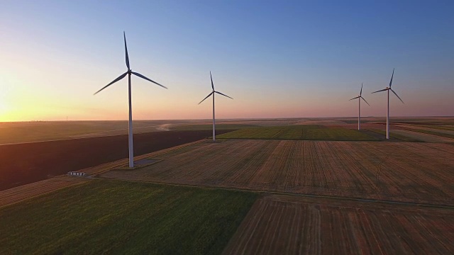 鸟瞰图的大型风力涡轮机在风力农场在日落视频素材