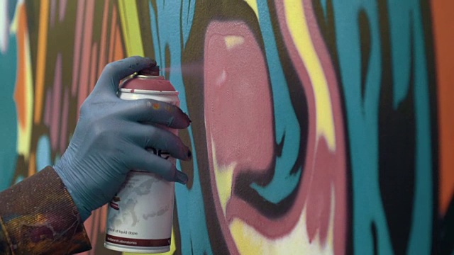 涂鸦艺术家在墙上画，室内，近距离视频下载