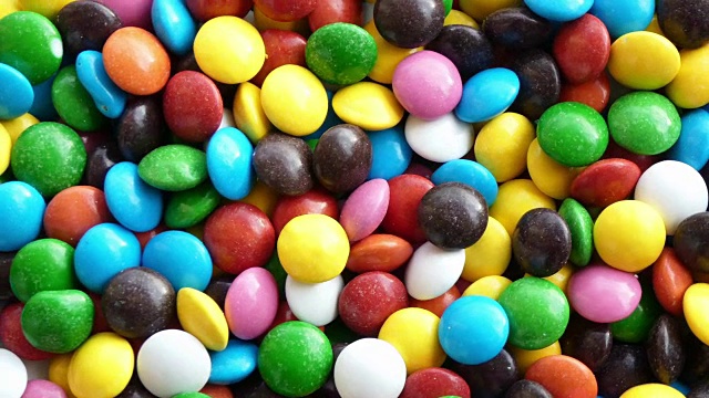 旋转巧克力，彩色糖果，扁豆，糖衣视频素材