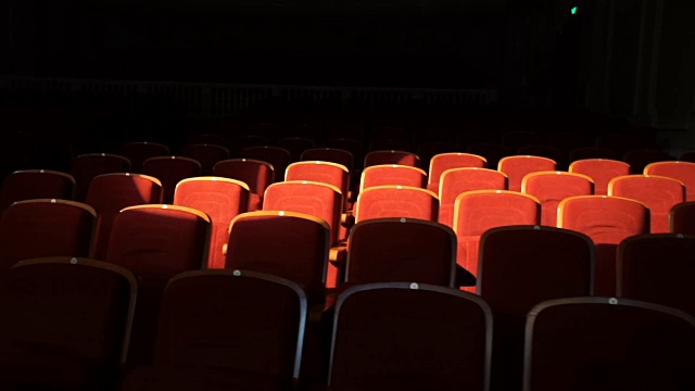 戏院的空座位准备好迎接盛大的演出了。视频素材