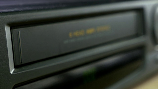 插入VHS磁带到VCR播放机视频素材