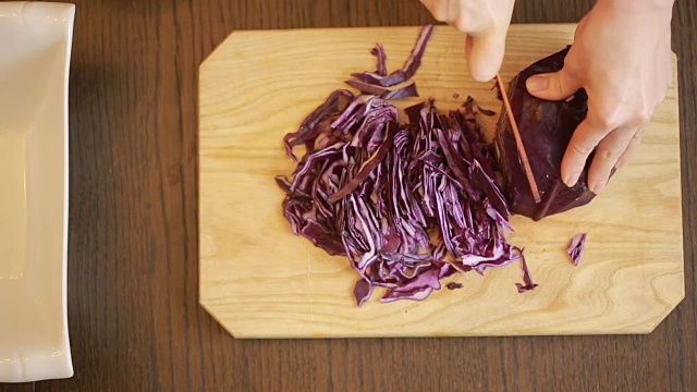 女人的手用刀切红卷心菜沙拉视频素材