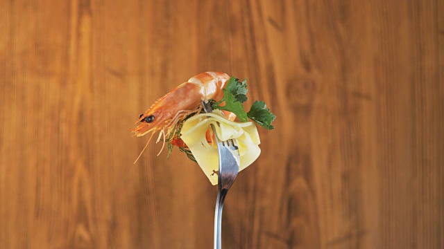 旋转叉与虾和奶酪在木制背景视频素材