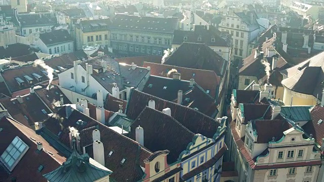 捷克共和国布拉格著名老城的斜屋顶和狭窄的街道。全高清平移拍摄视频素材