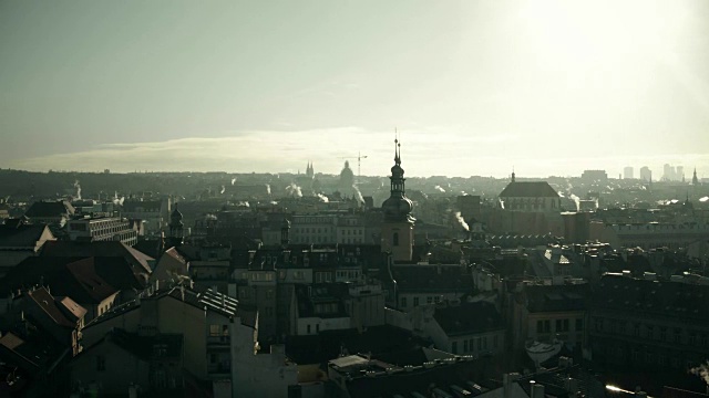 布拉格的天际线晴朗的一天，捷克共和国。FullHD锅拍摄视频素材