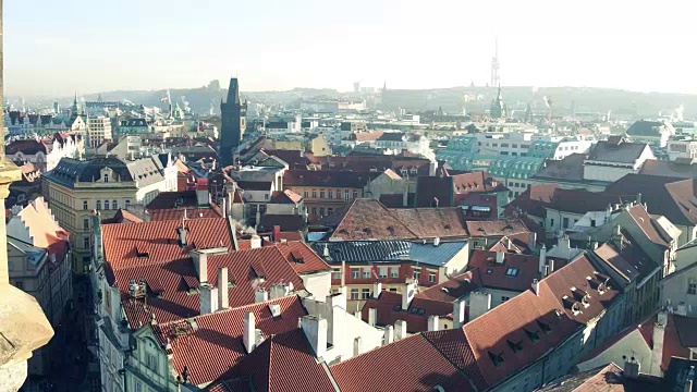 捷克布拉格著名老城的屋顶和狭窄的街道。全高清平移拍摄视频素材