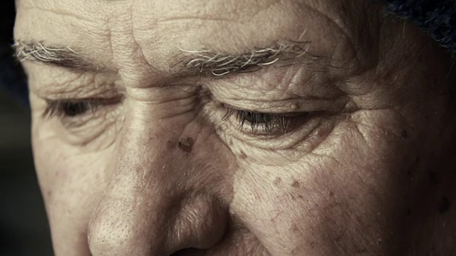老人眼睛:蓝色眼睛的老人脸上的特写视频素材