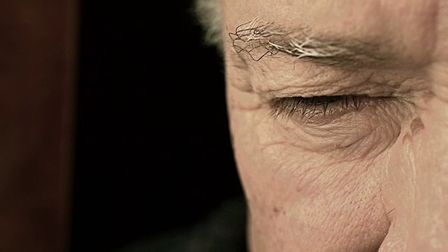 老人与悲伤和沉思的眼睛:特写肖像视频下载
