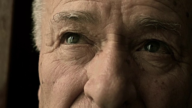 窗外忧伤孤独的老人的眼睛视频下载