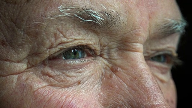 老人睁开眼睛:特写肖像视频素材