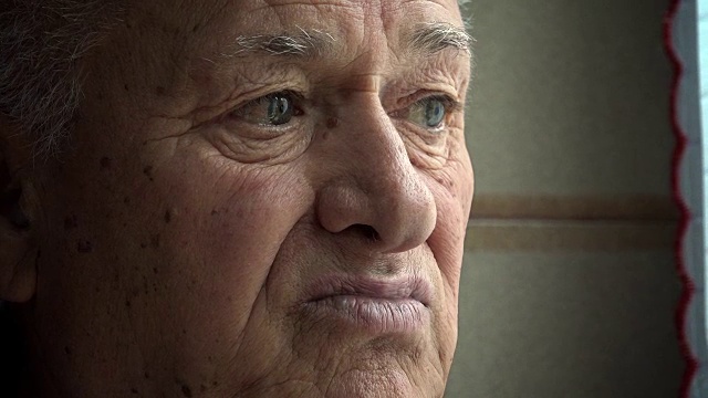 窗边沉思的老人:年长者，满脸皱纹的老人视频素材