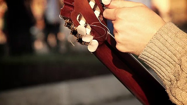 古典吉他手，街头艺术家在街头弹奏原声吉他视频素材