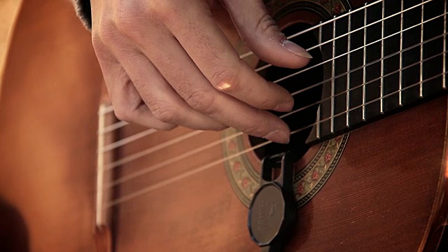街头音乐家:在街头弹奏古典吉他视频素材