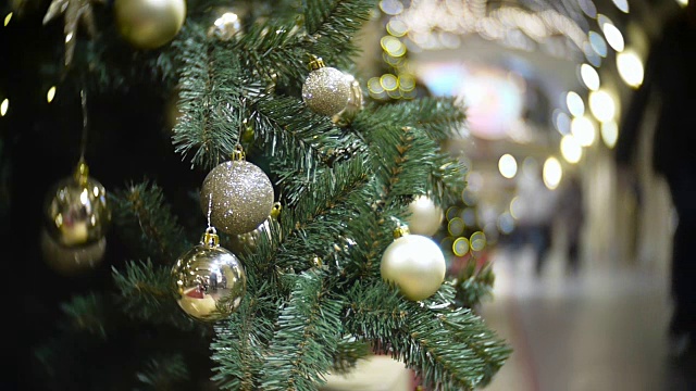 金色的镜子和哑光球。新年和抽象模糊的购物中心背景与圣诞树装饰视频素材