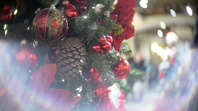 红镜球和冷杉球。新年和抽象模糊的购物中心背景与圣诞树装饰视频素材