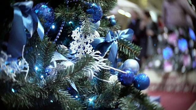 滑块视图的蓝色镜子和磨砂球。新年和抽象模糊的购物中心背景与圣诞树装饰视频素材
