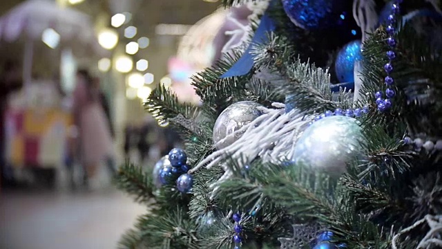 滑块视图的蓝色镜子和磨砂球和雪。新年和抽象模糊的购物中心背景与圣诞树装饰视频素材
