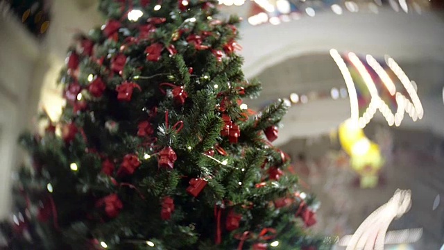滑动视图的红色相机球。新年和抽象模糊的购物中心背景与圣诞树装饰视频素材