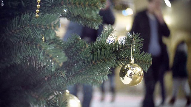 滑块查看小金镜球。新年和抽象模糊的购物中心背景与圣诞树装饰视频素材