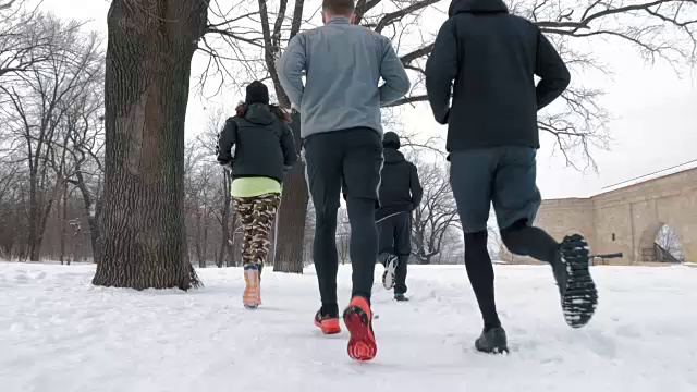 一群人在雪地上奔跑，慢镜头视频下载