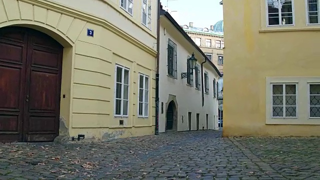 全高清定格镜头狭窄的鹅卵石铺成的空街道。旧欧洲城市观视频素材