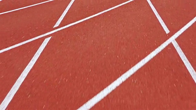 从跑步者的角度追踪跑步轨迹的摄像机视频素材