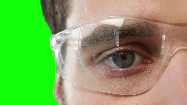 一个戴着防护眼镜的男人的特写视频下载