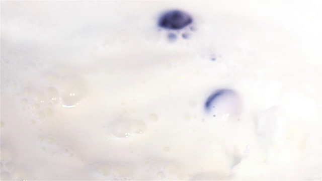 两段蓝莓落入牛奶的视频——真正的慢镜头视频素材