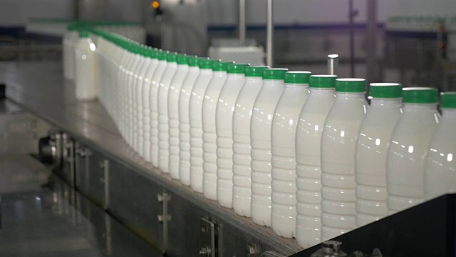 装着牛奶的塑料瓶在牛奶厂的传送带上移动视频素材