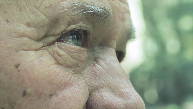 特写老人的表情:眼睛，孤独，沮丧，悲伤，沉思视频素材