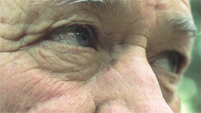 悲伤的老人肖像:一个老人眼睛的特写肖像视频素材
