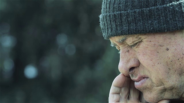 忧郁而悲伤的老人:忧郁的人，有思想的老人，退休的人视频素材
