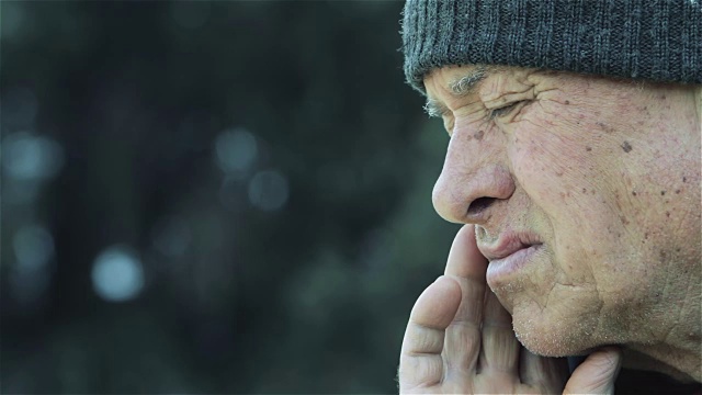 独自坐在公园里做白日梦的老人:悲伤的老人，深思的老人视频素材