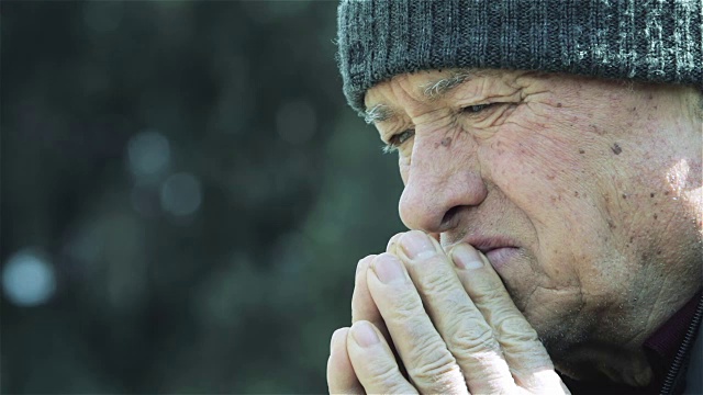 沉思的退休老人:老人独自坐在他的问题深处视频素材