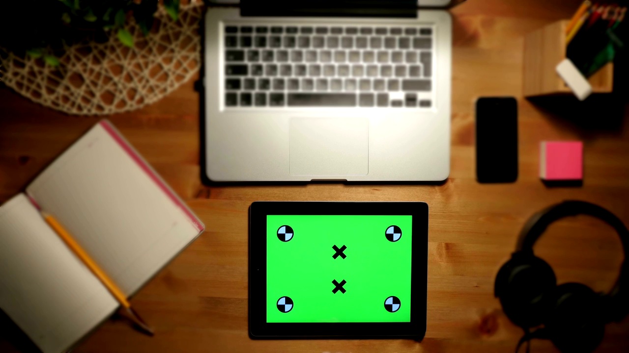 在工作场所使用绿色屏幕的平板电脑鸟瞰图视频素材