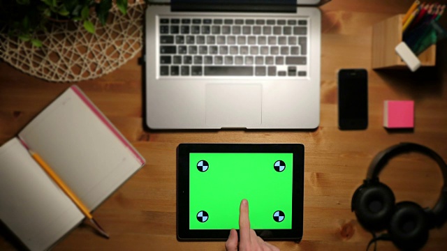 在工作场所使用绿色屏幕的平板电脑鸟瞰图视频素材