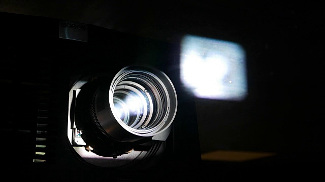 电影放映机镜头，动力光束透过玻璃和光学照射视频下载