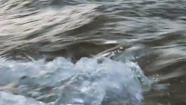 湍急河流中的流水视频素材