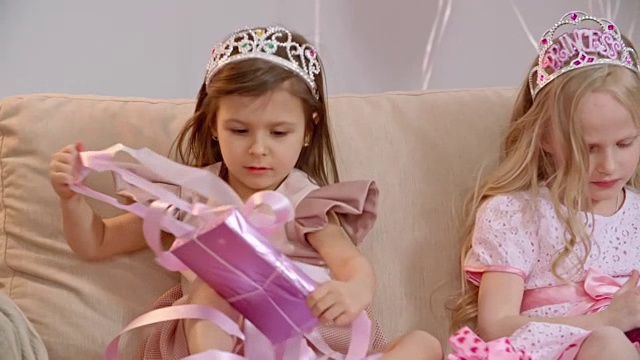 女孩们打开生日礼物视频下载