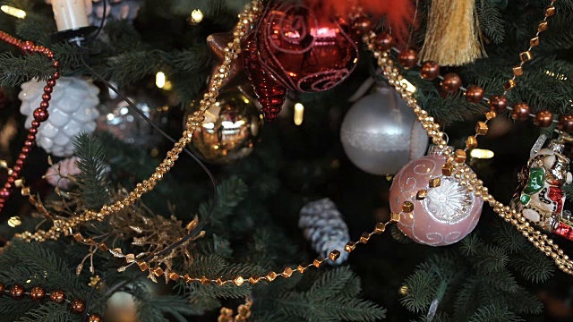 圣诞树上漂亮的装饰品视频素材