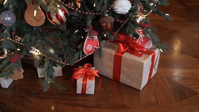 圣诞礼物在树下视频素材