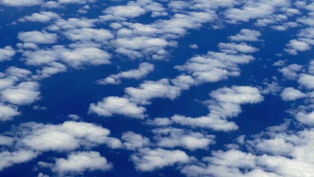 海面上小云，俯视图。视频素材