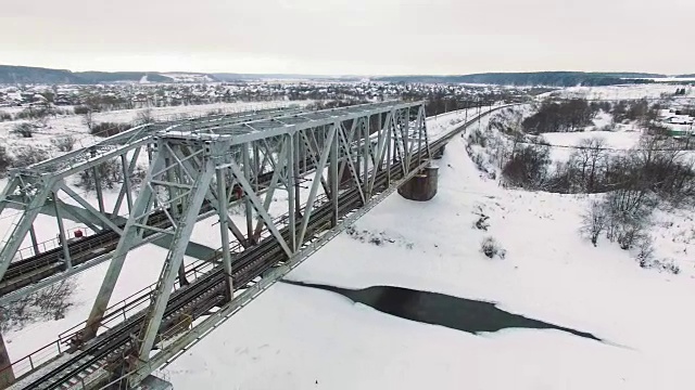 在一个寒冷的冬天，火车过桥的黑白照片视频下载