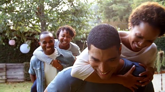 两对年轻的黑人夫妇在花园里玩视频素材