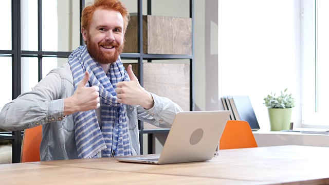 男人在笔记本电脑上工作时竖起大拇指视频素材